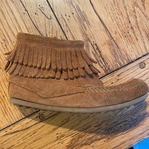 Minnetonka Double Fringed side zip boot brown size 13